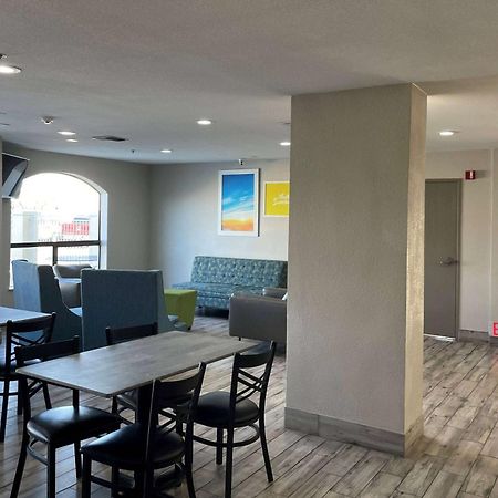 Days Inn By Wyndham Dallas Garland West Екстер'єр фото