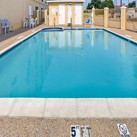 Days Inn By Wyndham Dallas Garland West Екстер'єр фото