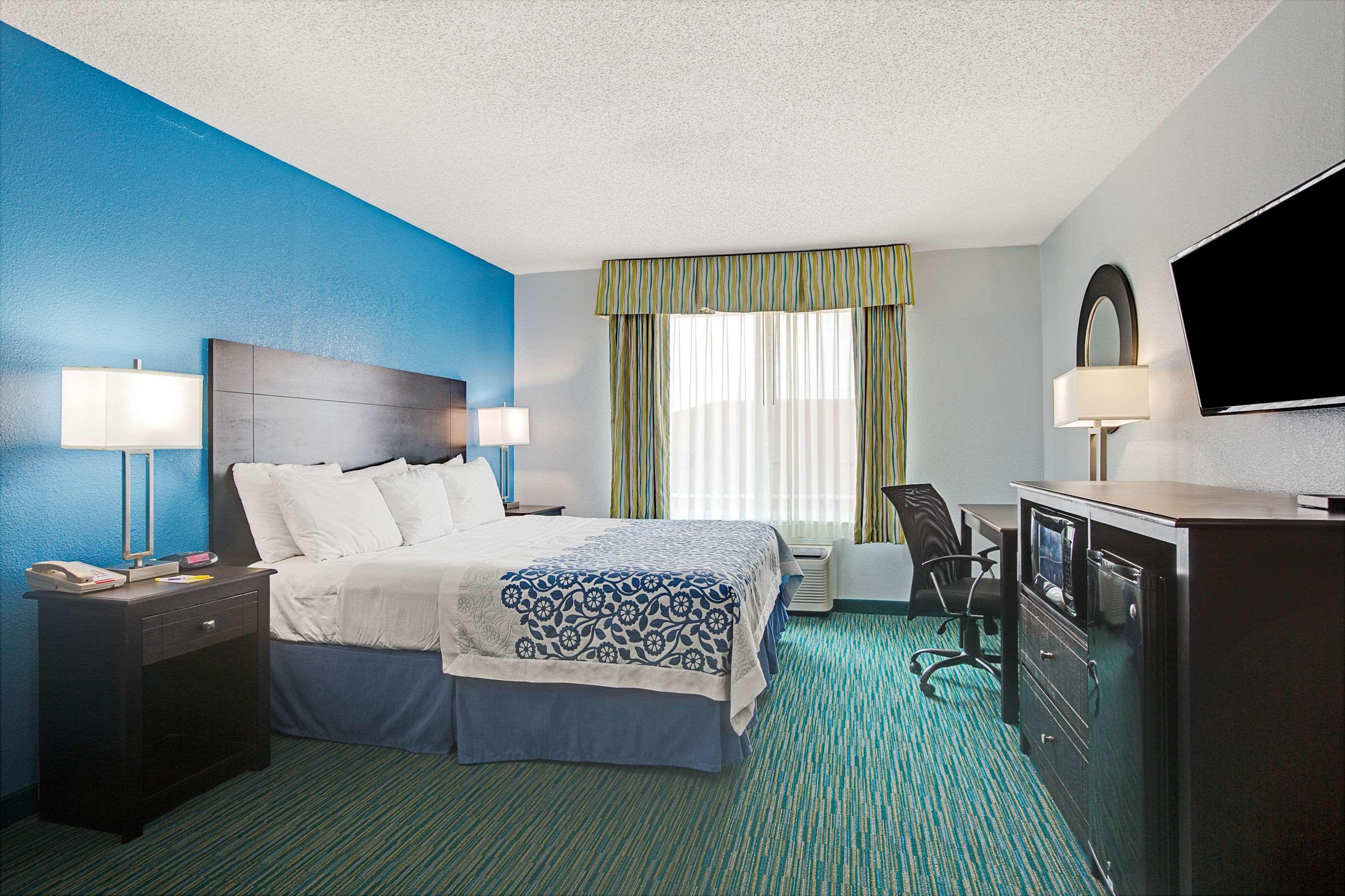 Days Inn By Wyndham Dallas Garland West Екстер'єр фото