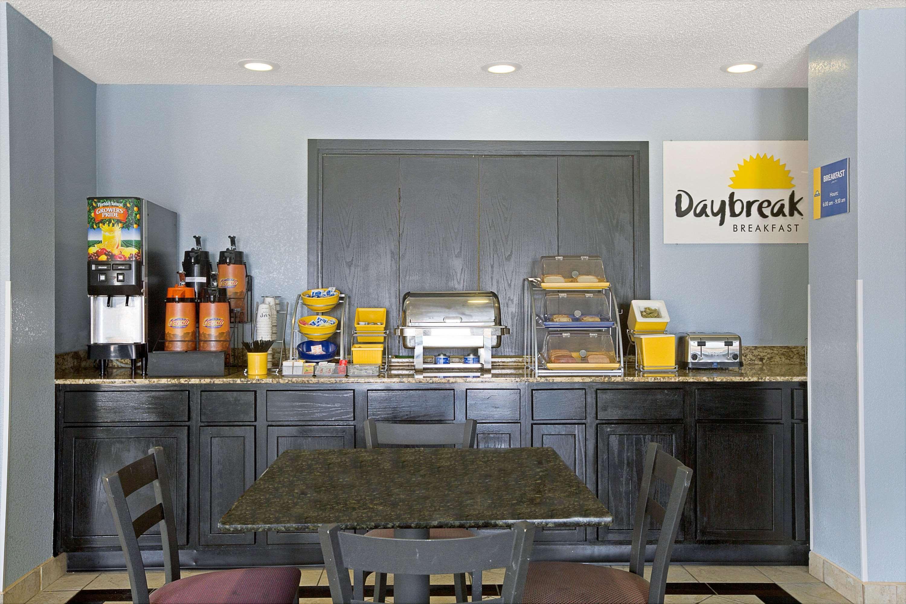Days Inn By Wyndham Dallas Garland West Екстер'єр фото