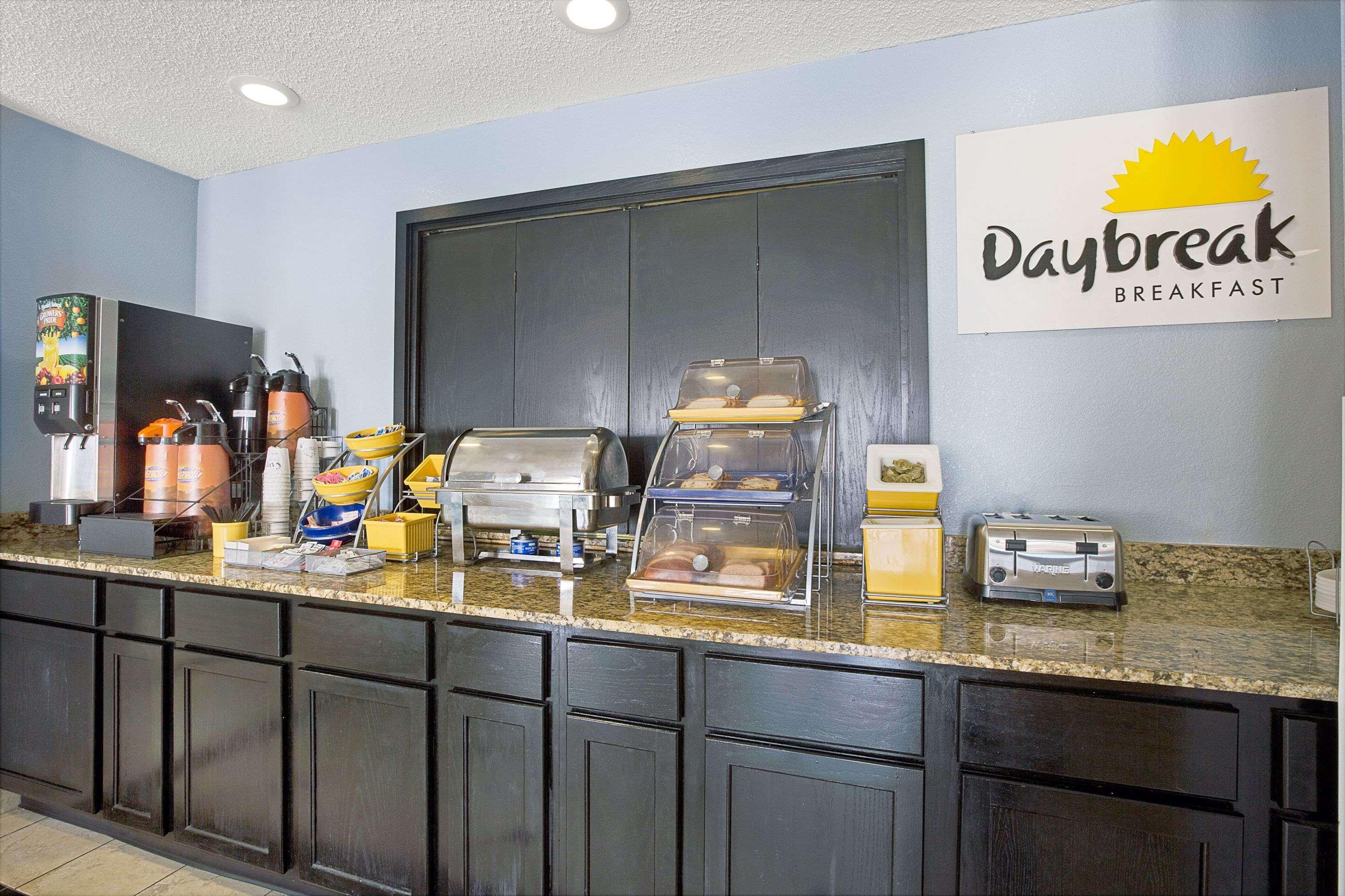 Days Inn By Wyndham Dallas Garland West Екстер'єр фото