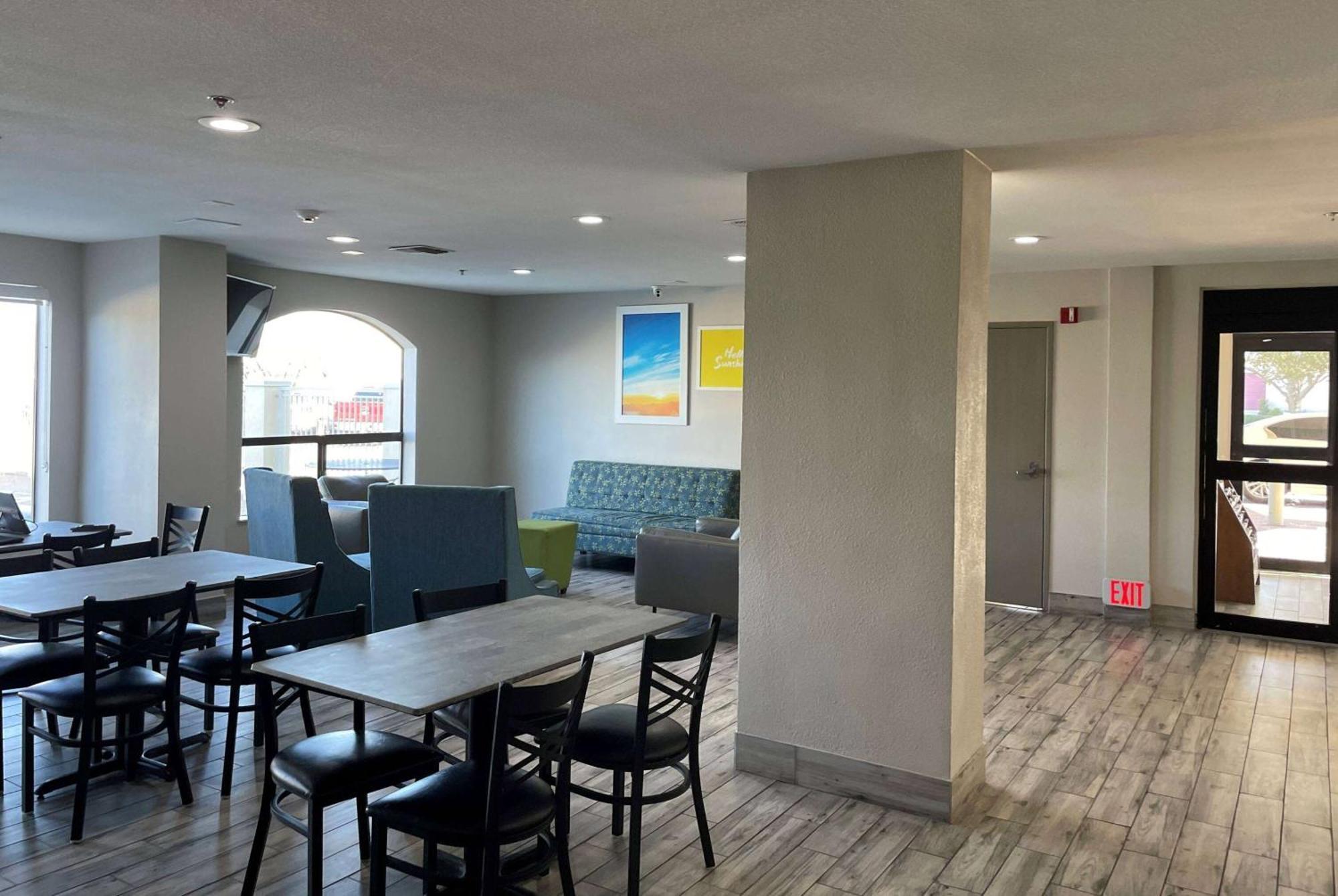 Days Inn By Wyndham Dallas Garland West Екстер'єр фото