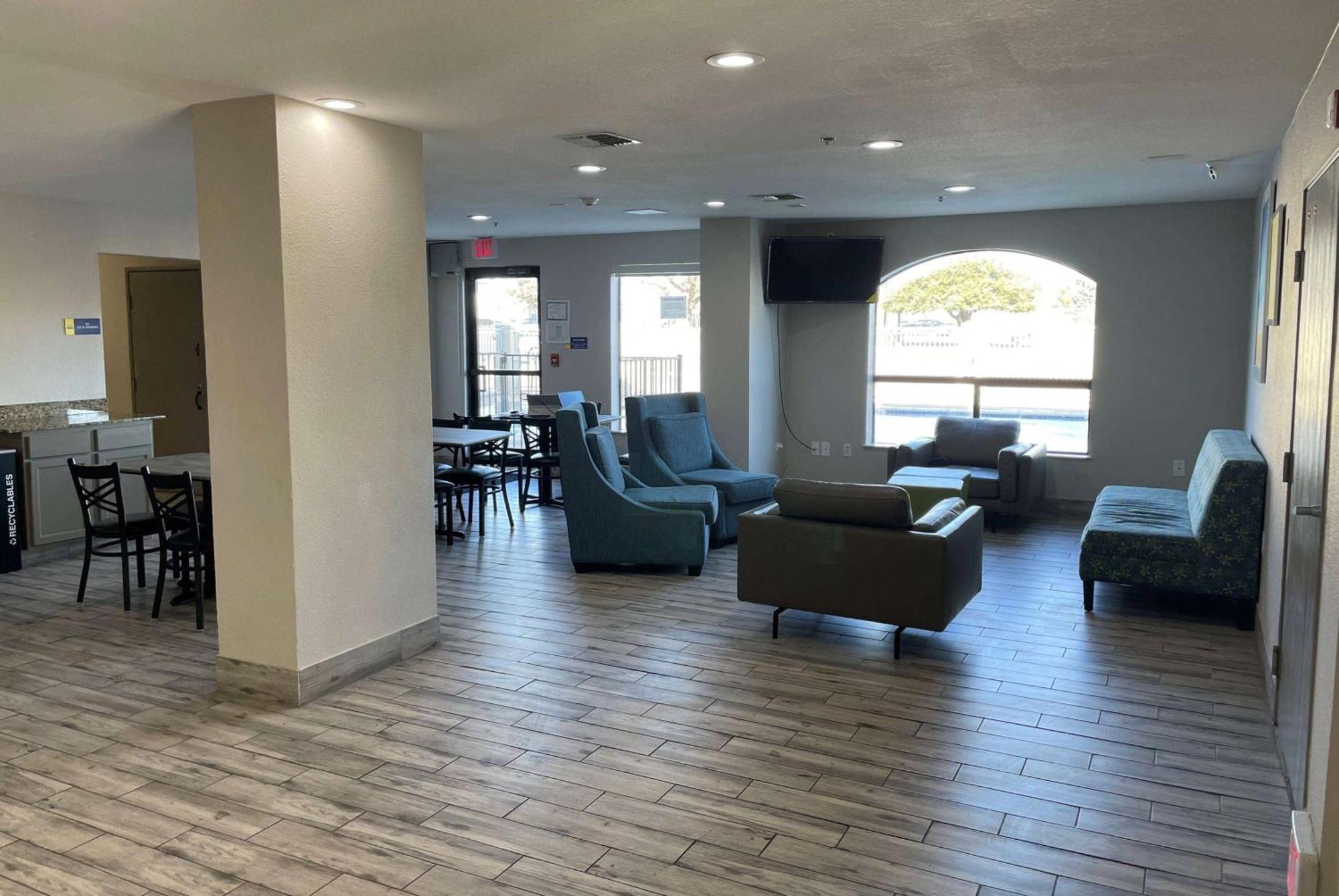 Days Inn By Wyndham Dallas Garland West Екстер'єр фото