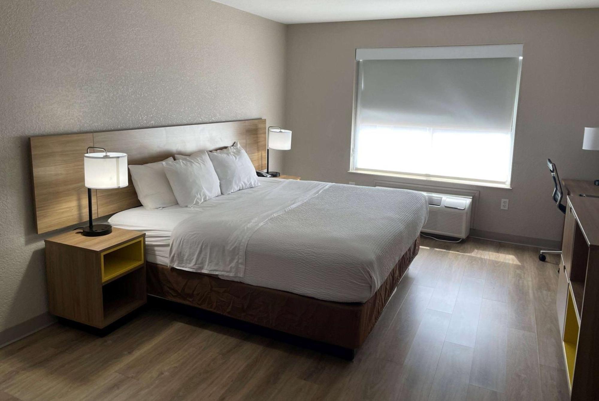 Days Inn By Wyndham Dallas Garland West Екстер'єр фото