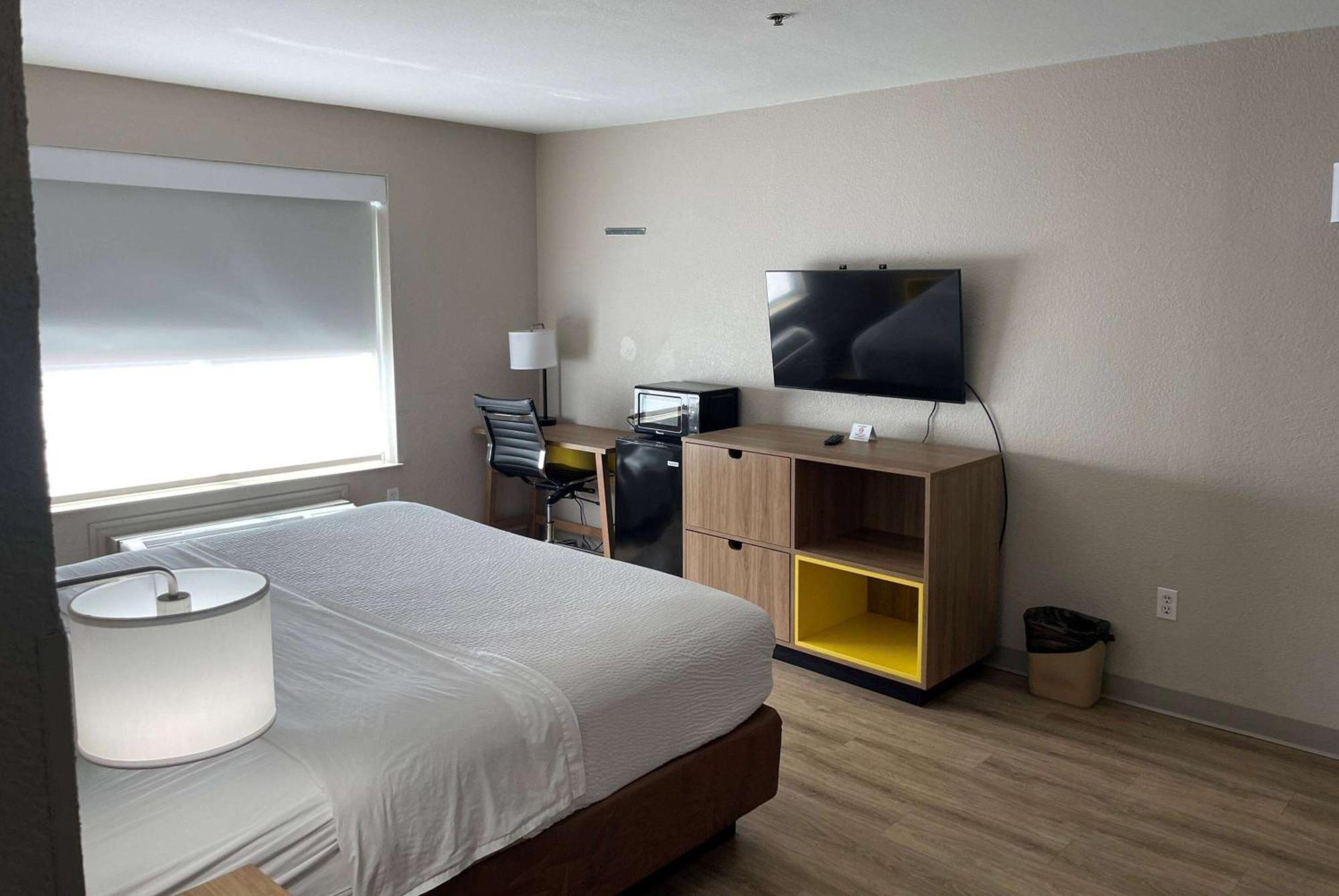 Days Inn By Wyndham Dallas Garland West Екстер'єр фото