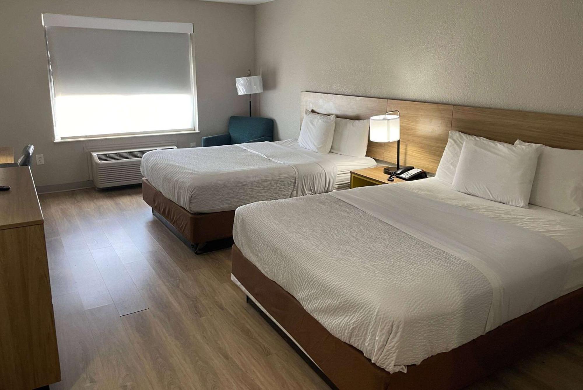 Days Inn By Wyndham Dallas Garland West Екстер'єр фото