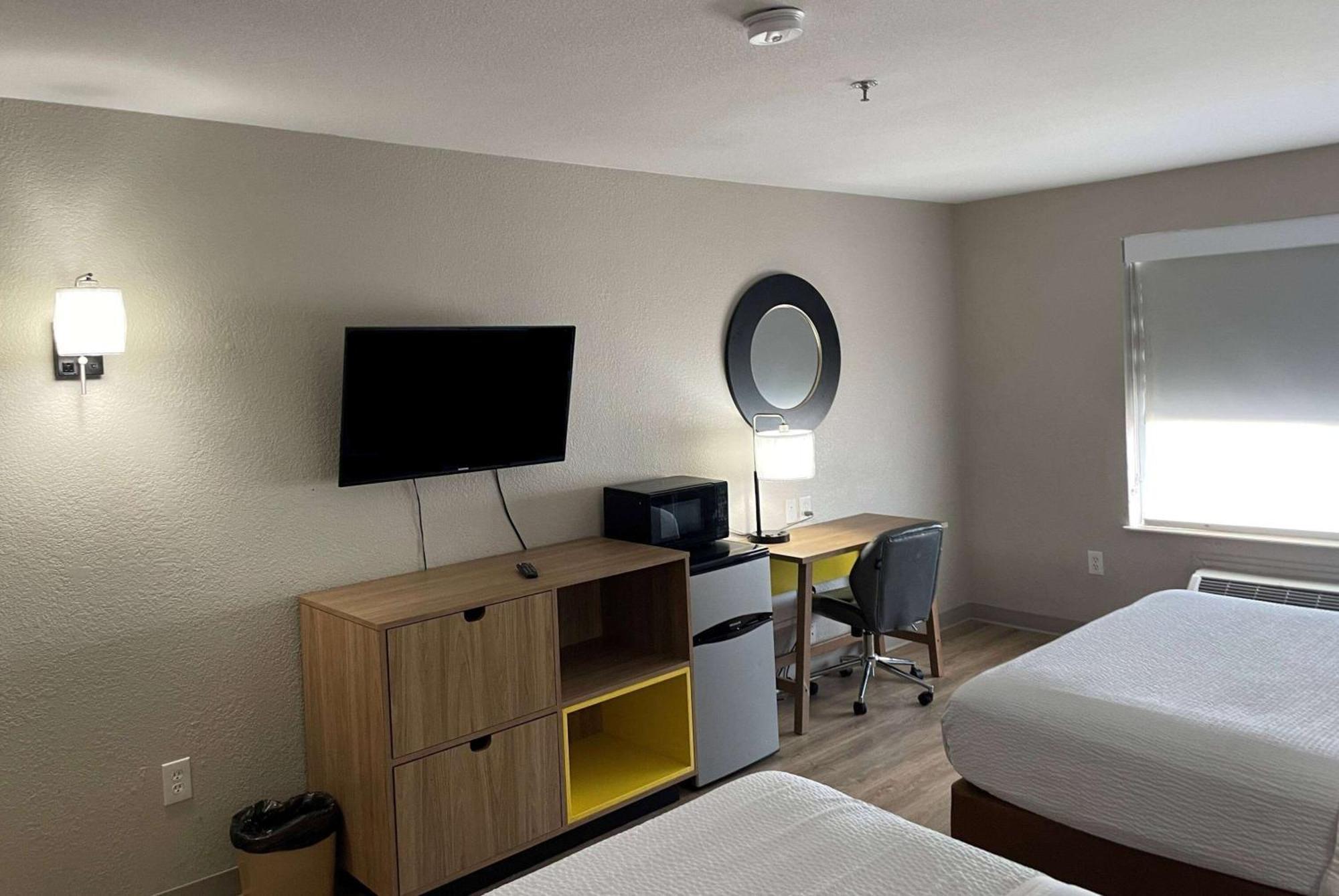 Days Inn By Wyndham Dallas Garland West Екстер'єр фото