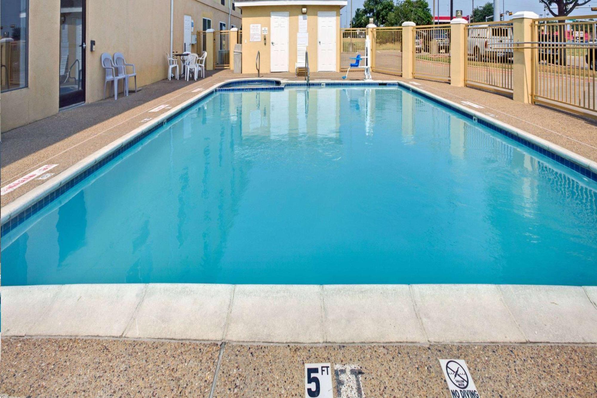 Days Inn By Wyndham Dallas Garland West Екстер'єр фото