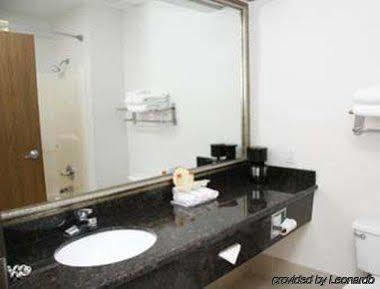 Days Inn By Wyndham Dallas Garland West Екстер'єр фото