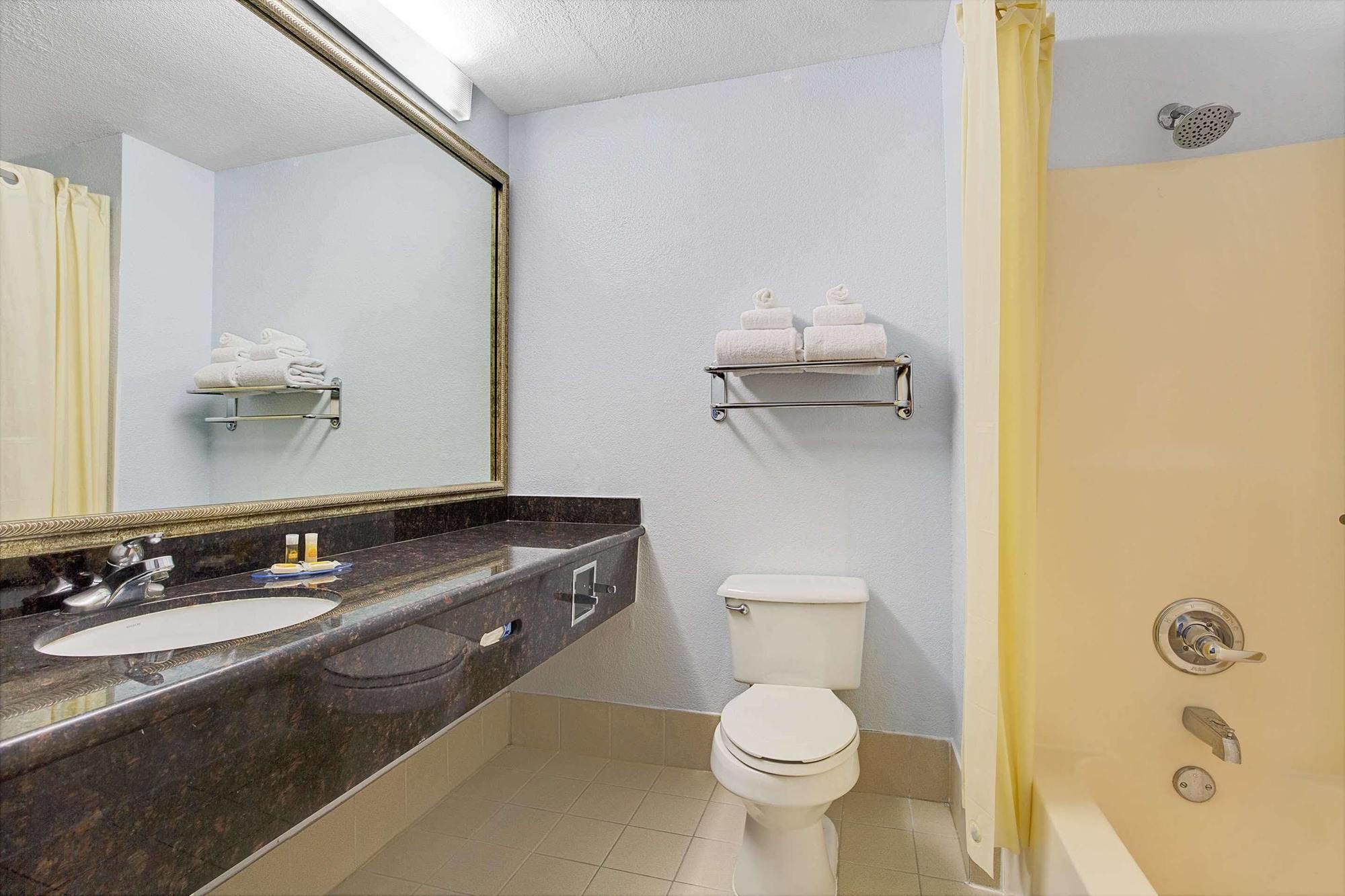 Days Inn By Wyndham Dallas Garland West Екстер'єр фото